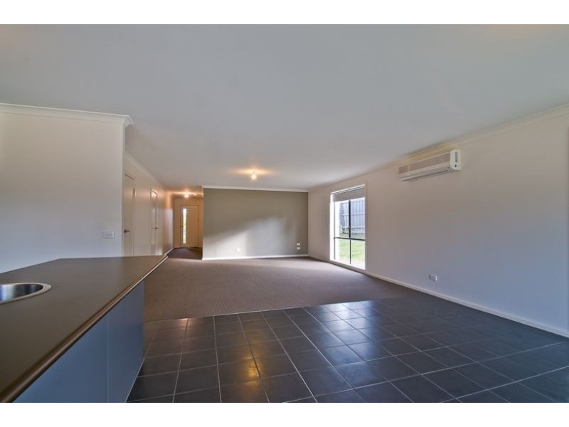 12 Sutherland Way, Drouin VIC 3818