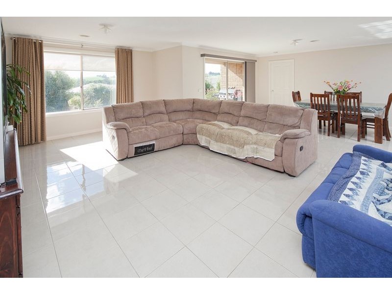 69 Walker Drive, Drouin VIC 3818