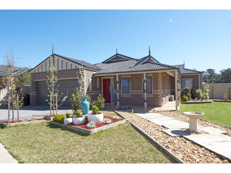28 Valleyview Grove, Drouin VIC 3818