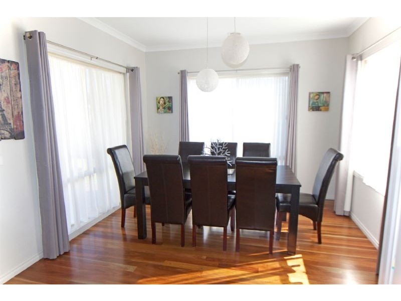 28 Valleyview Grove, Drouin VIC 3818