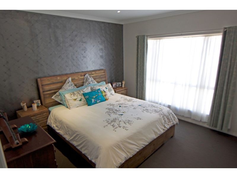 28 Valleyview Grove, Drouin VIC 3818