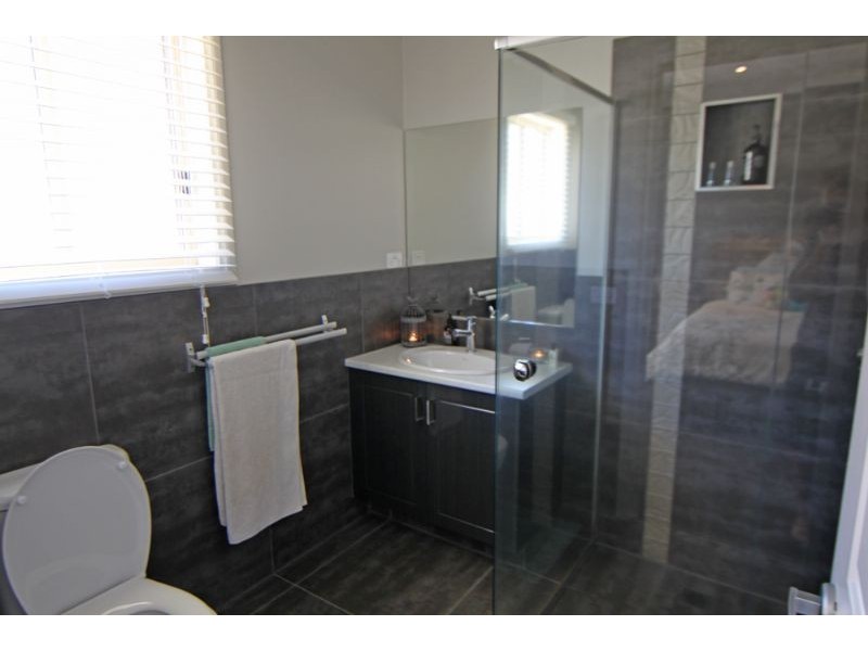 28 Valleyview Grove, Drouin VIC 3818