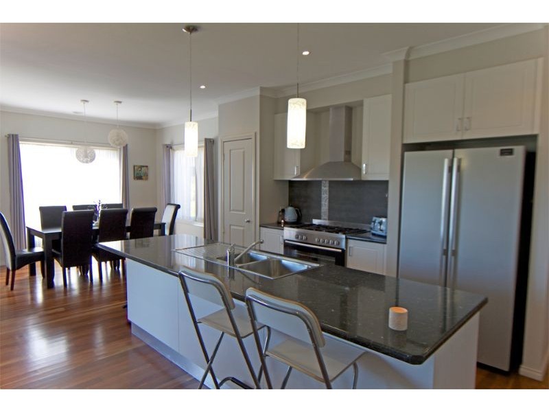 28 Valleyview Grove, Drouin VIC 3818