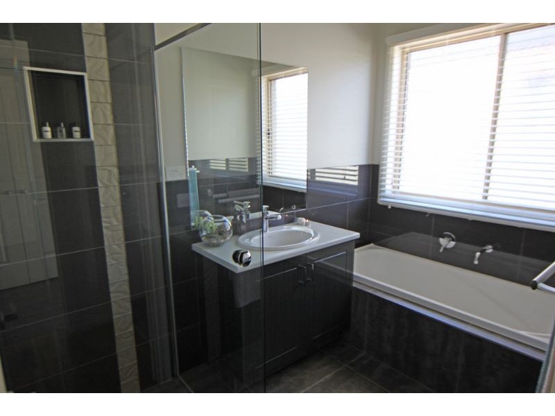 28 Valleyview Grove, Drouin VIC 3818