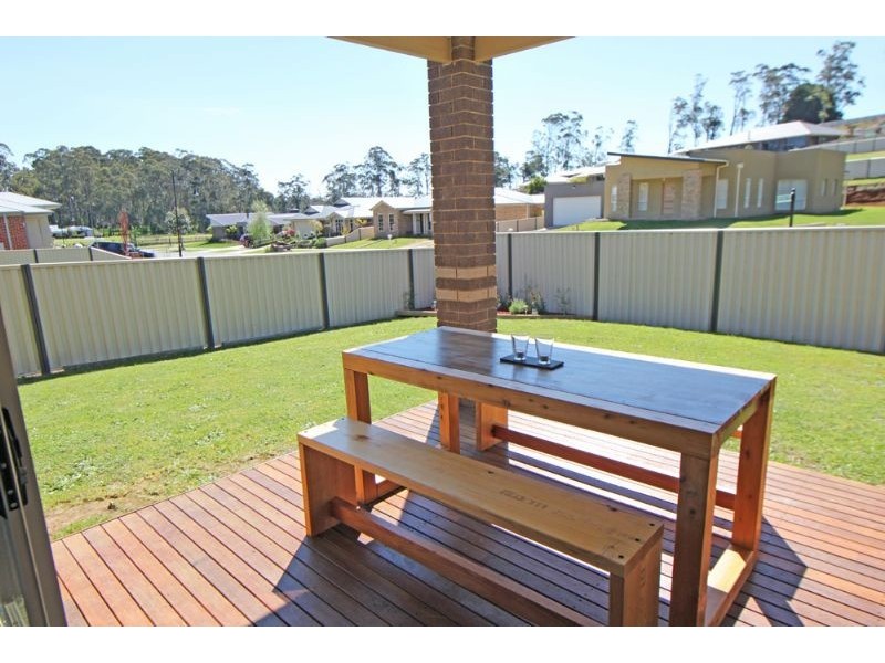 28 Valleyview Grove, Drouin VIC 3818