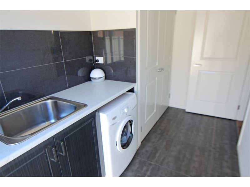 28 Valleyview Grove, Drouin VIC 3818