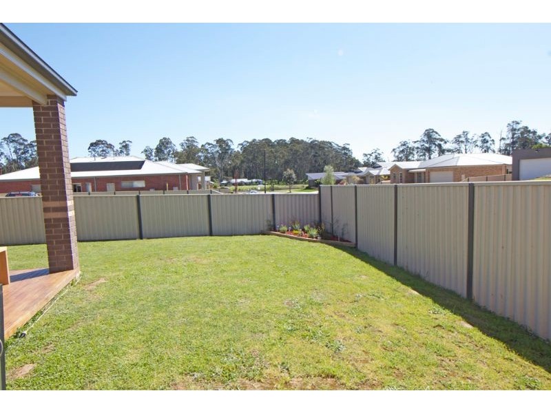 28 Valleyview Grove, Drouin VIC 3818