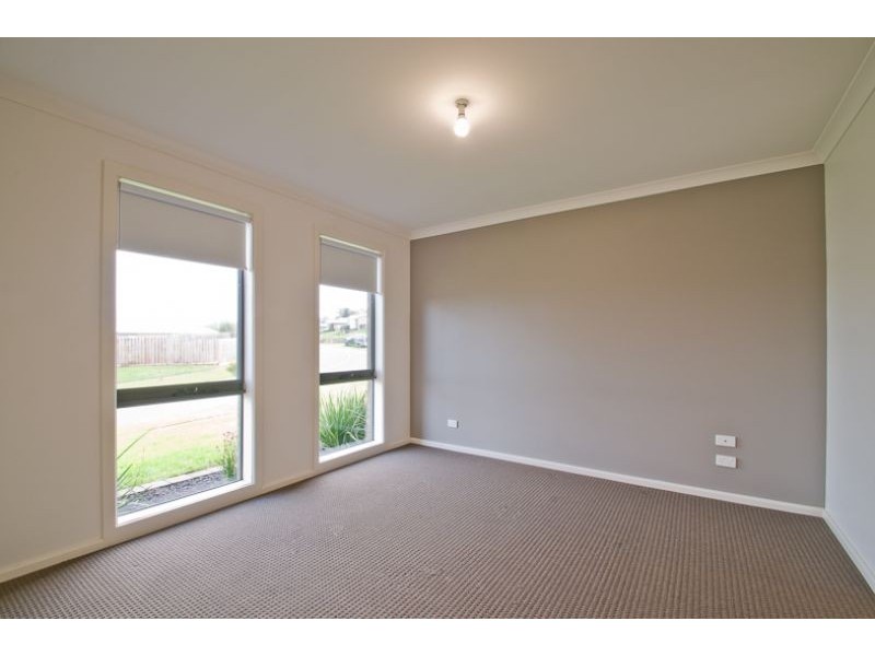 12 Sutherland Way, Drouin VIC 3818