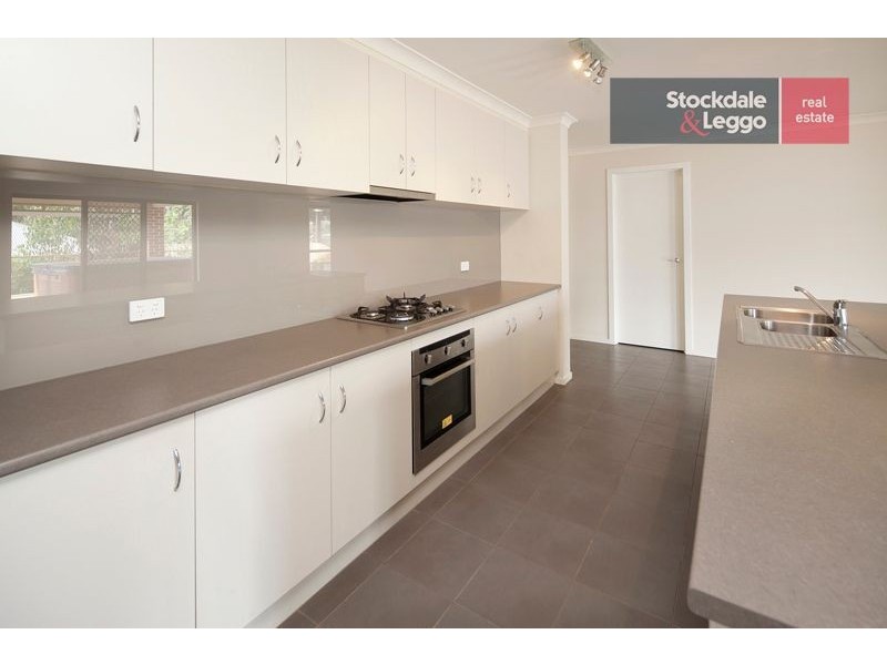 17 Lakeside Court, Drouin VIC 3818