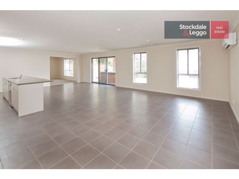 17 Lakeside Court, Drouin VIC 3818