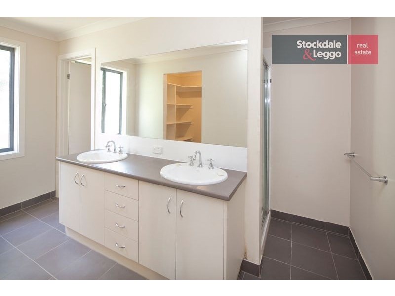 17 Lakeside Court, Drouin VIC 3818