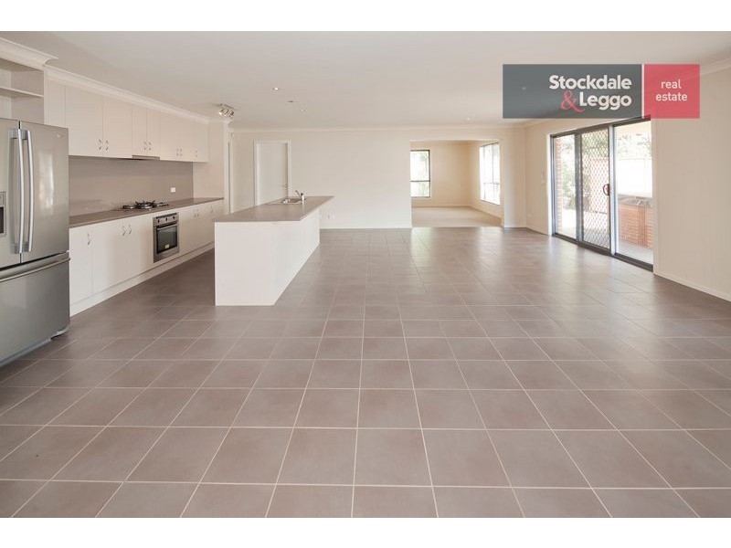 17 Lakeside Court, Drouin VIC 3818