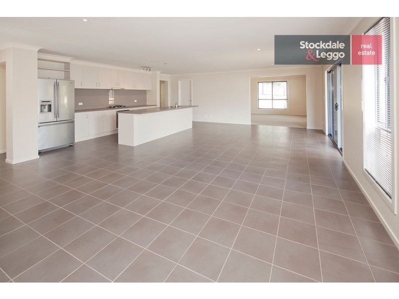 17 Lakeside Court, Drouin VIC 3818