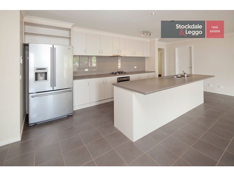 17 Lakeside Court, Drouin VIC 3818