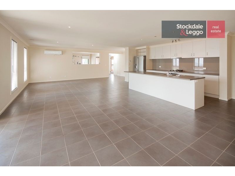 17 Lakeside Court, Drouin VIC 3818
