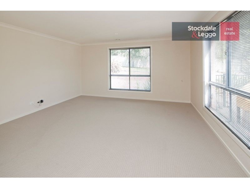 17 Lakeside Court, Drouin VIC 3818