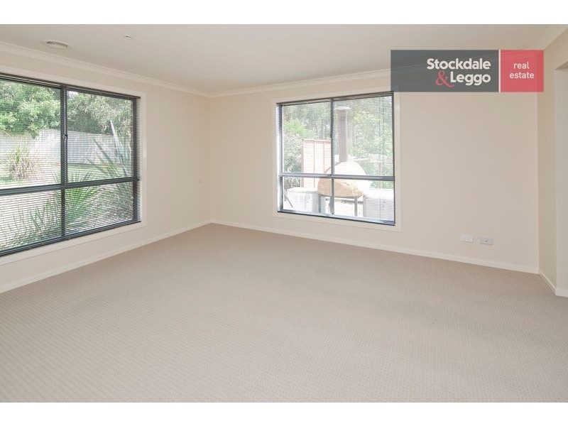 17 Lakeside Court, Drouin VIC 3818