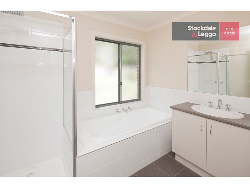 17 Lakeside Court, Drouin VIC 3818