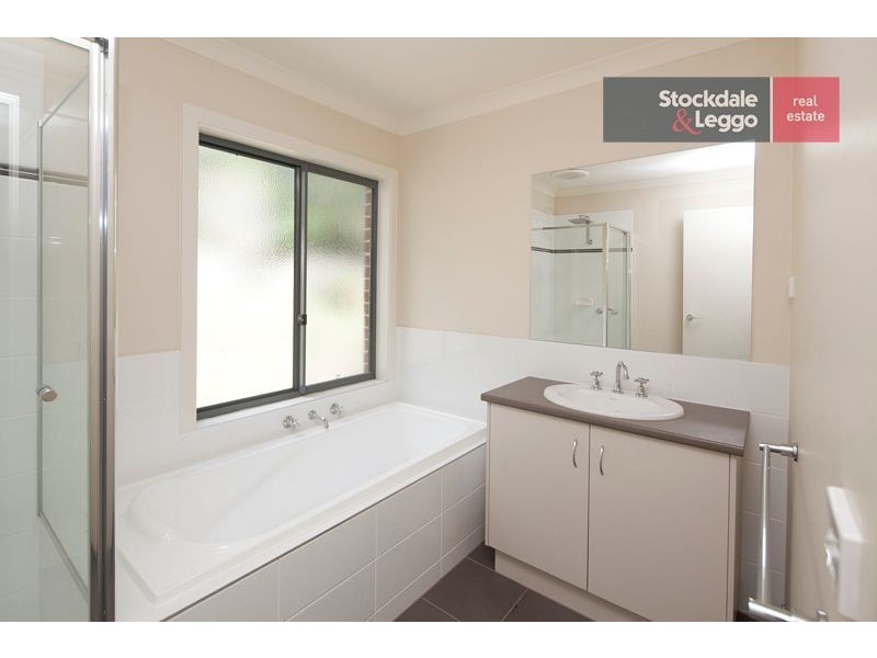 17 Lakeside Court, Drouin VIC 3818
