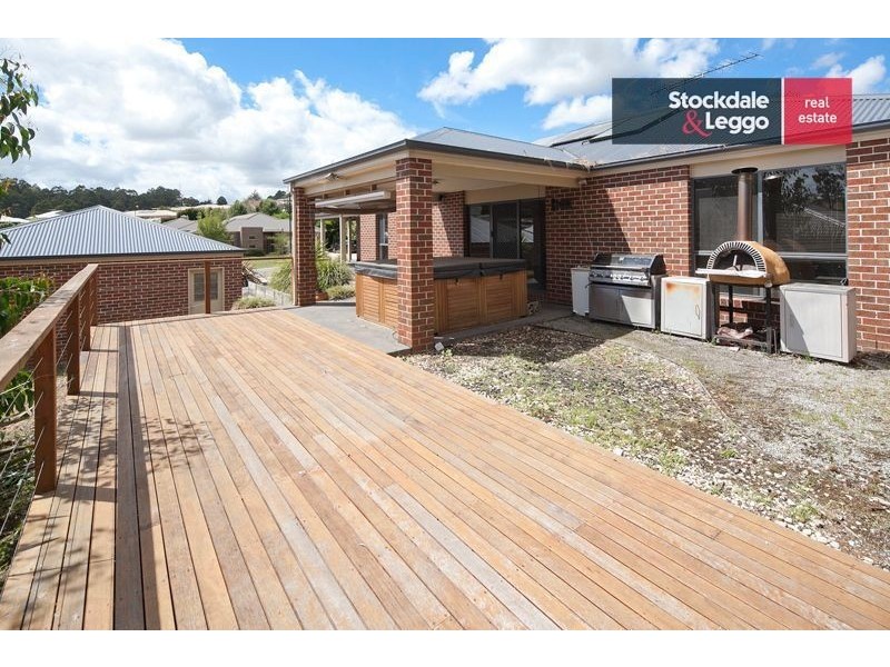 17 Lakeside Court, Drouin VIC 3818