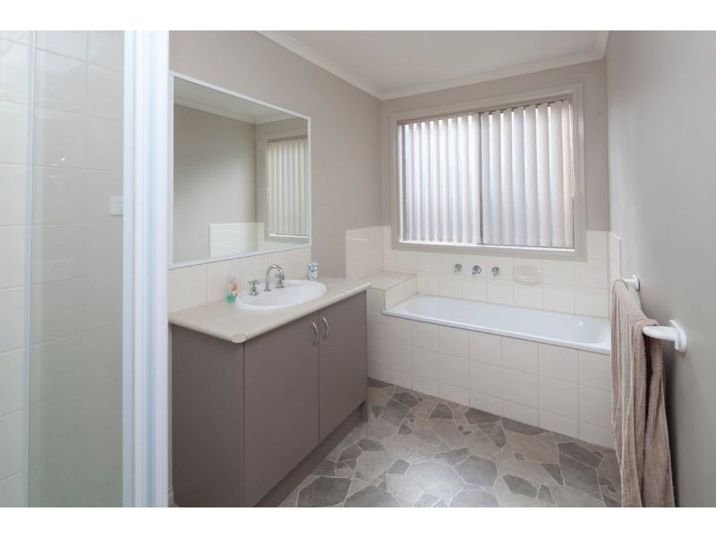 8 Palm Square, Drouin VIC 3818