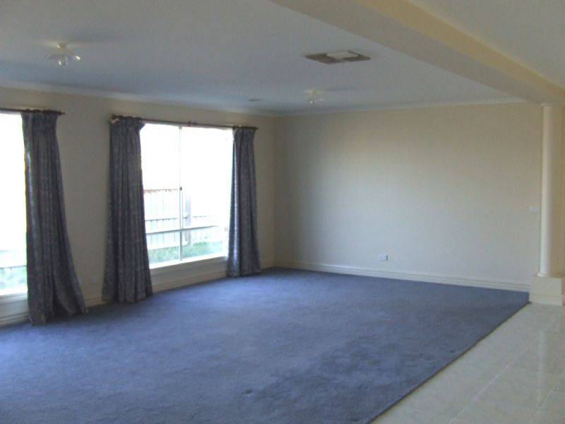 33 Hammerwood Green, Officer VIC 3809