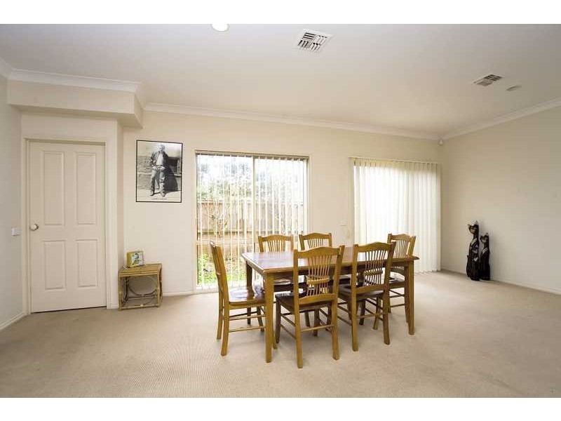 22/12 Grant Close, Berwick VIC 3806