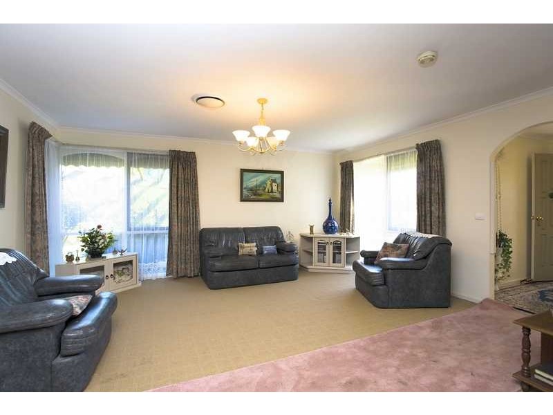 15 Hollydale Close, Berwick VIC 3806