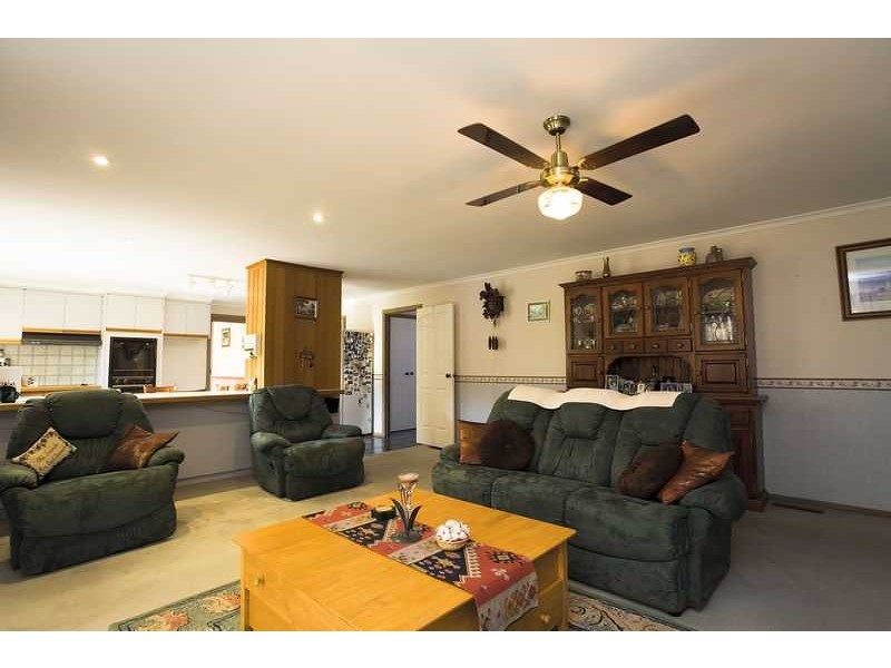 16 Balmain Drive, Berwick VIC 3806