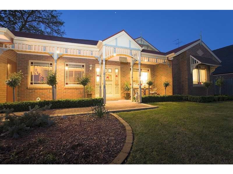 16 Rydaldene Way, Berwick VIC 3806