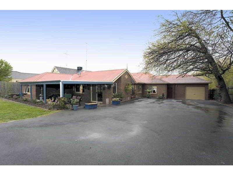 16 Rydaldene Way, Berwick VIC 3806