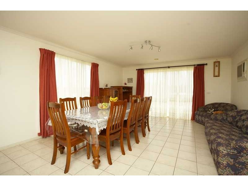 93 Earlsfield Drive, Berwick VIC 3806