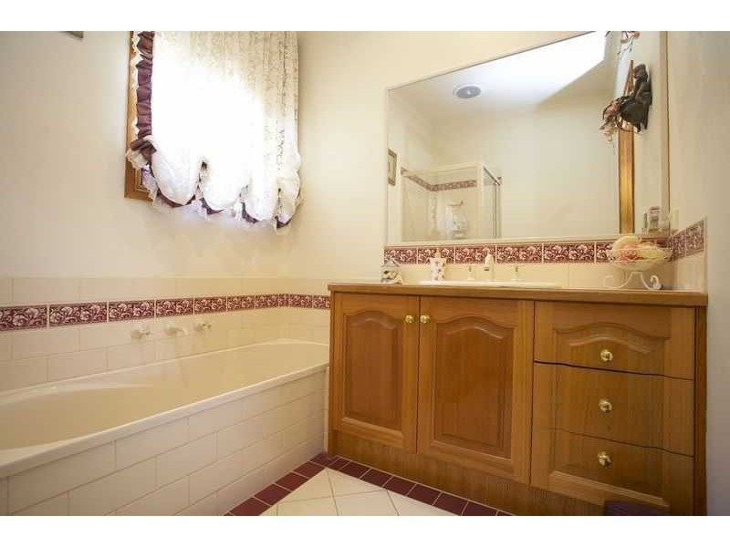 8 Allunga Parade, Berwick VIC 3806