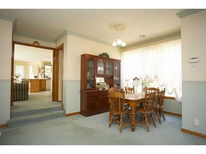 8 Allunga Parade, Berwick VIC 3806