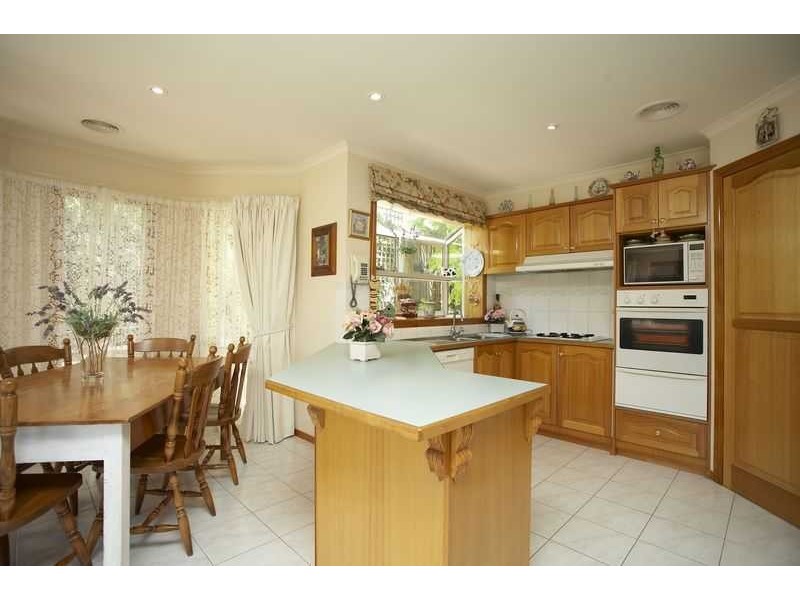 8 Allunga Parade, Berwick VIC 3806