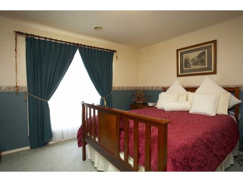 10 Glendale Crescent, Berwick VIC 3806