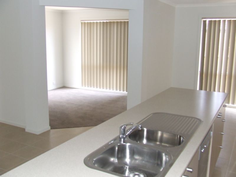 11 Melzak Way, Berwick VIC 3806