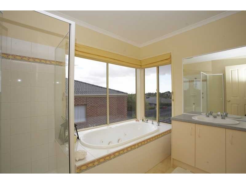 8 Kuranda Crescent, Berwick VIC 3806