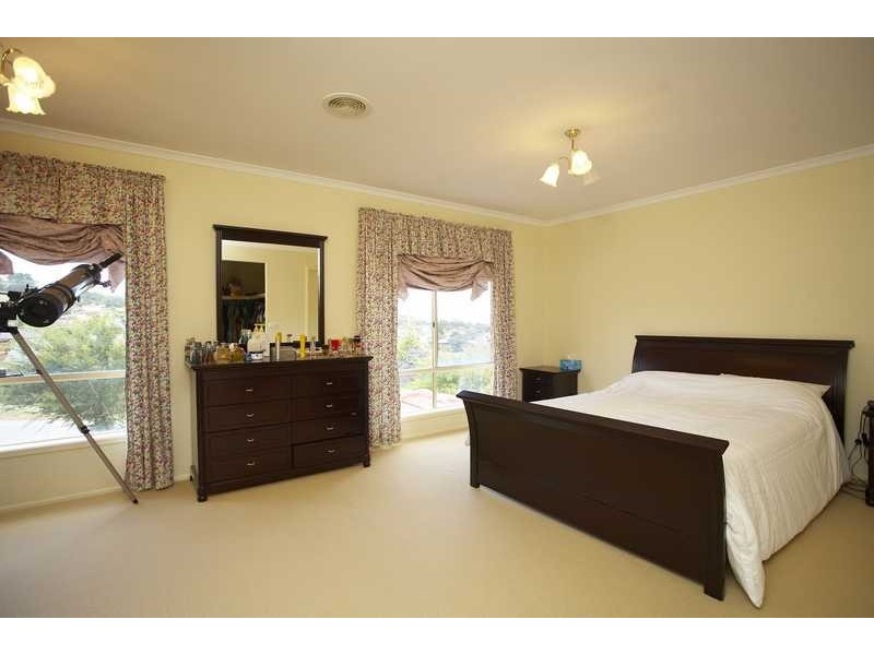 8 Kuranda Crescent, Berwick VIC 3806