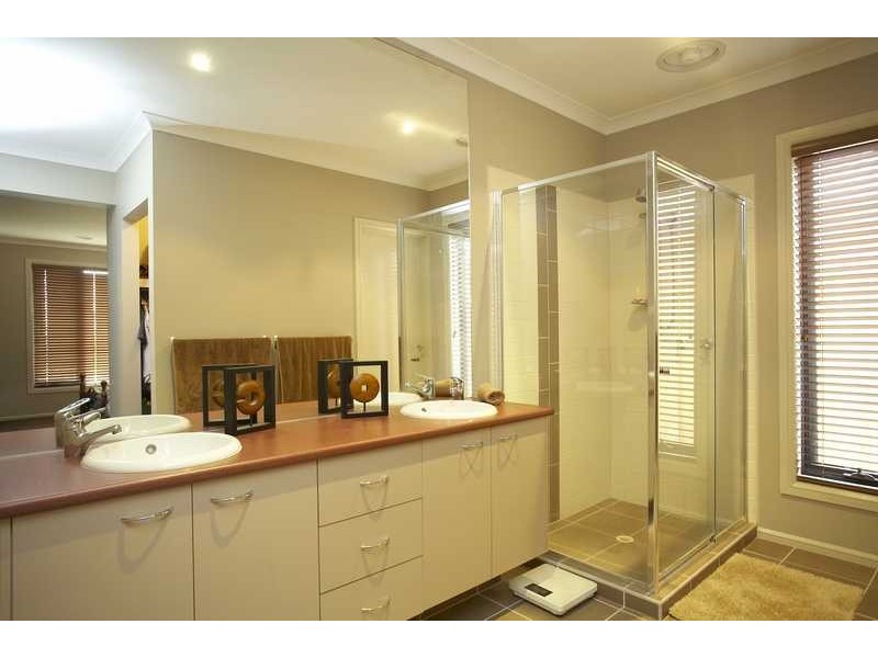 16 Atkinson Drive, Berwick VIC 3806