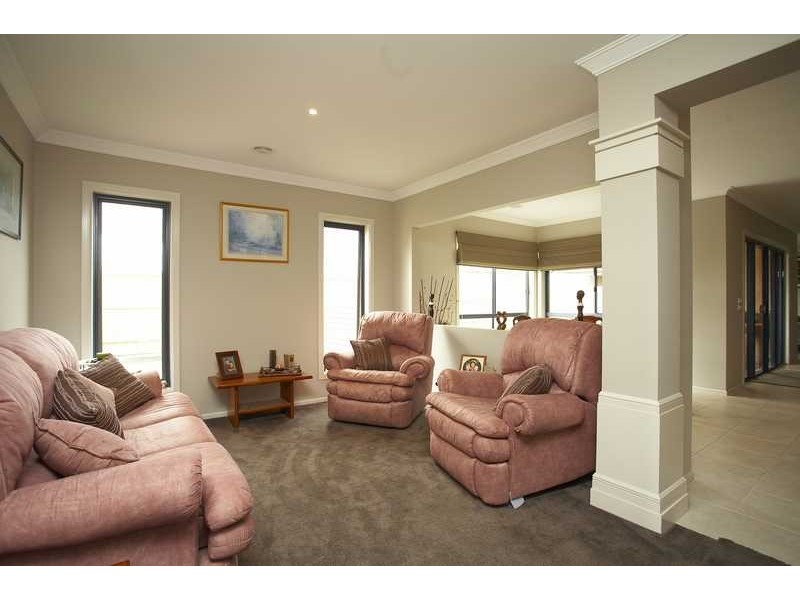 16 Atkinson Drive, Berwick VIC 3806