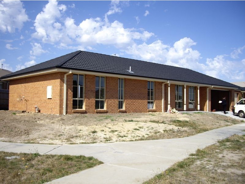 77 Sandalwood Drive, Pakenham VIC 3810