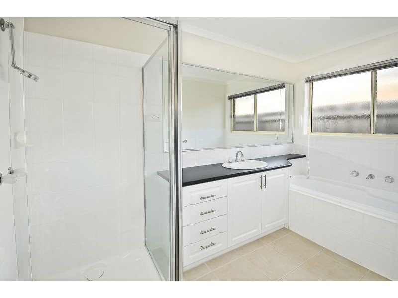 16 Neddletail Crescent, South Morang VIC 3752