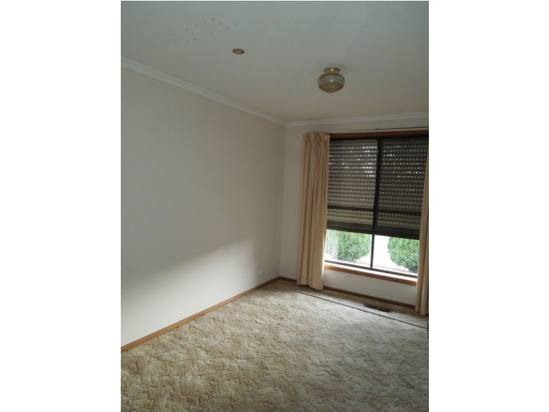 8 Mcclelland Drive, Mill Park VIC 3082