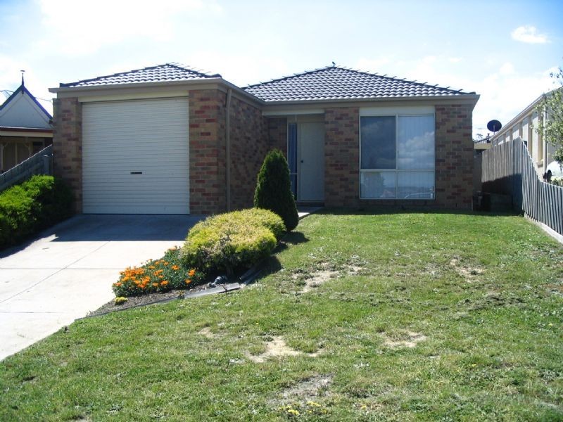 18 Hancock Drive, Berwick VIC 3806