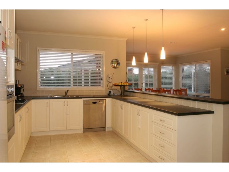 2 Pevensey Drive, Narre Warren VIC 3805