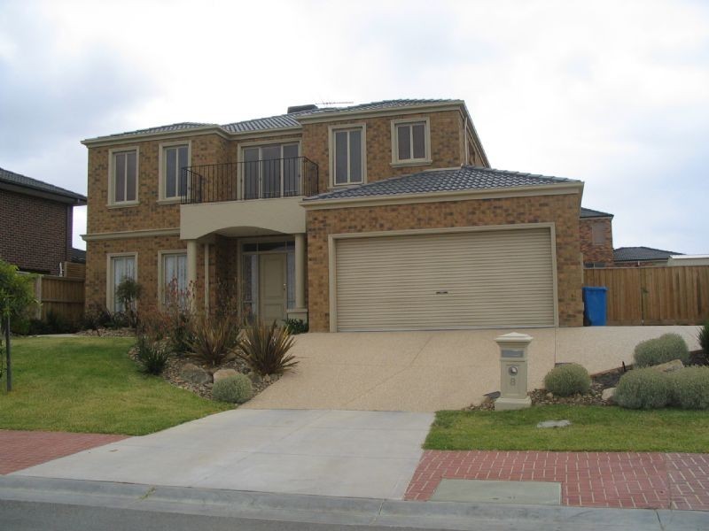 8 McNair Court, Berwick VIC 3806