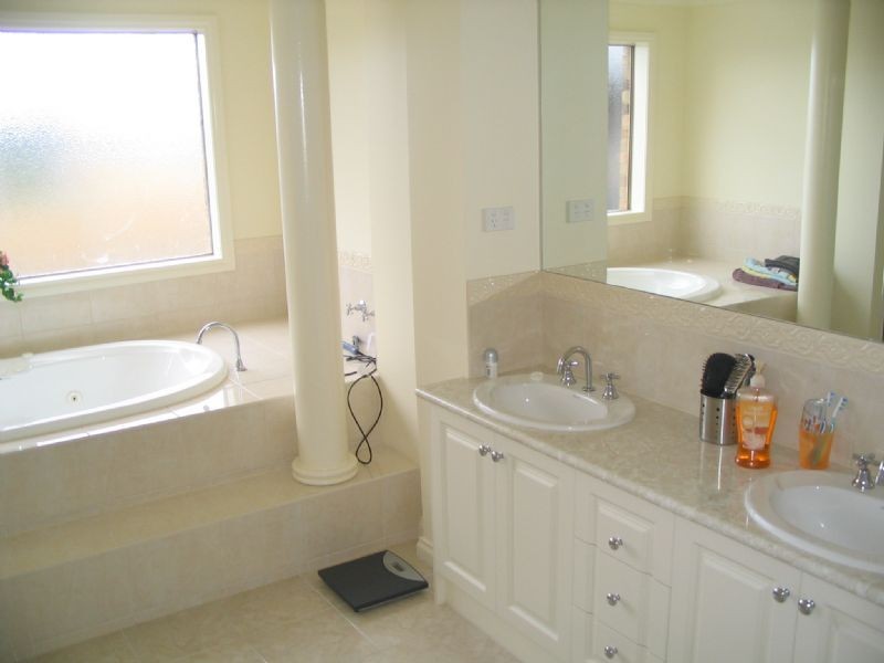 8 McNair Court, Berwick VIC 3806