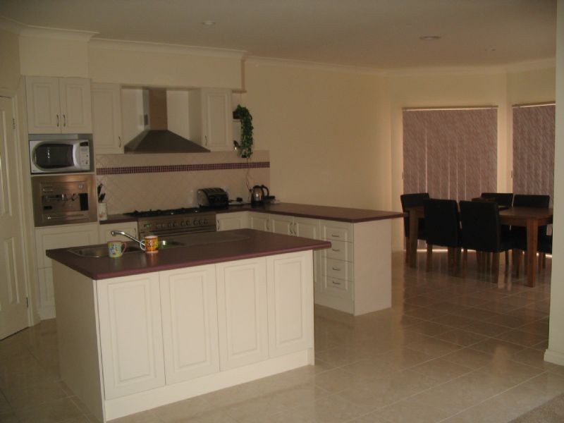 8 McNair Court, Berwick VIC 3806