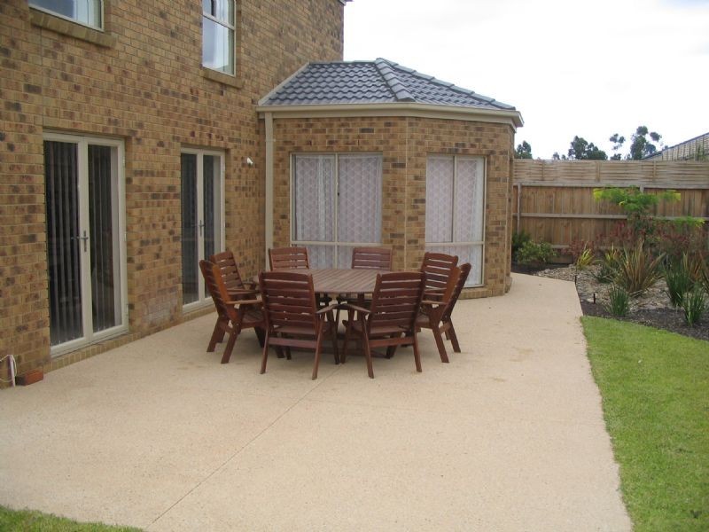 8 McNair Court, Berwick VIC 3806